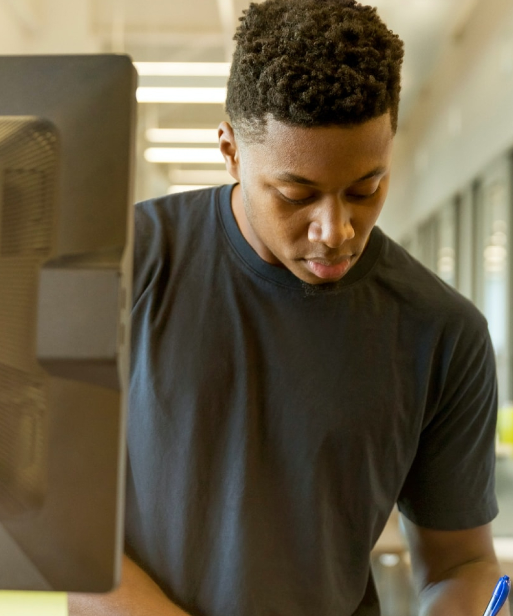 Aid request section helping individuals apply for assistance through a simple step-by-step process.